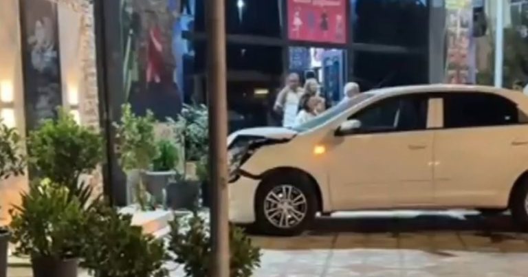 Avtomobil şəhid abidəsinə çırpıldı – VİDEO