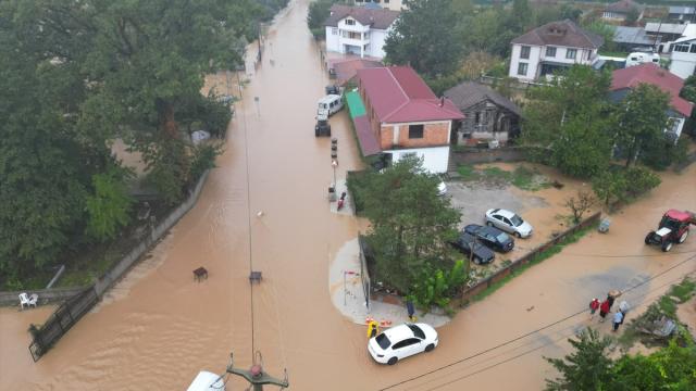 Sakaryada evlər su altında qaldı — FOTOLAR