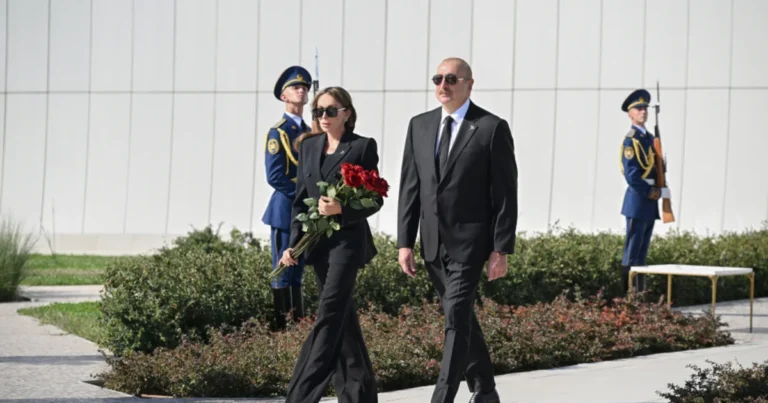 İlham Əliyev və Mehriban Əliyeva Anım Günü ilə əlaqədar Bakıdakı Zəfər parkında olublar – FOTO
