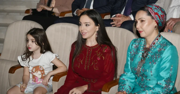 Leyla Əliyeva Arkadağ şəhərində əfsanəvi “Galkynyş” milli atüstü oyunlar qrupunun çıxışını izləyib – Foto
