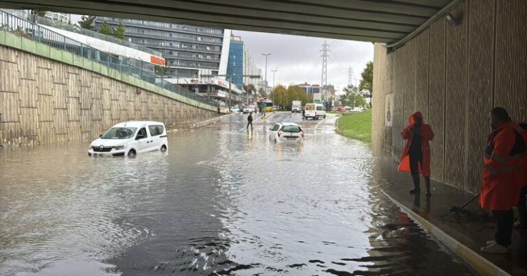 İstanbulda sel faciəsi: Ölənlərin sayı 3-ə çatdı, 3 nəfər itkin düşüb