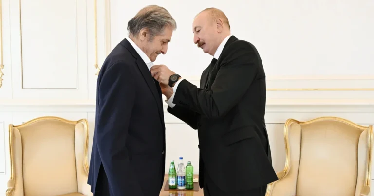 İlham Əliyev Fərhad Xəlilova “İstiqlal” ordenini təqdim edib – FOTO İlham Əliyev Fərhad Xəlilova “İstiqlal” ordenini təqdim edib – FOTO