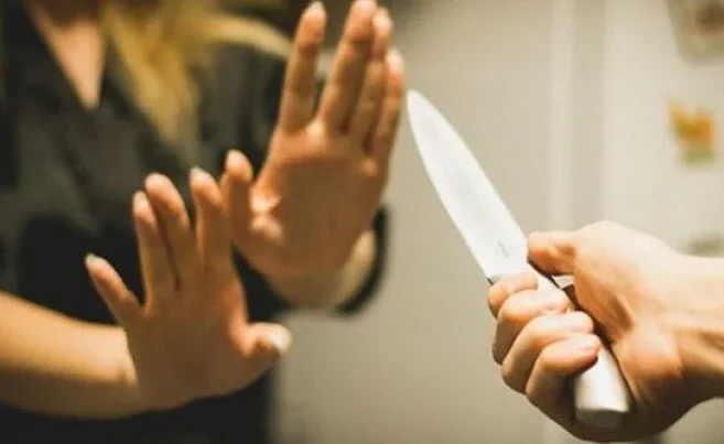 Keçmiş arvadını uşaq bağçasında bıçaqladı