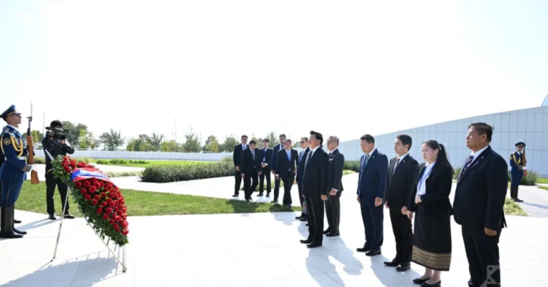 Laos prezidenti Zəfər parkını ziyarət edib – FOTO