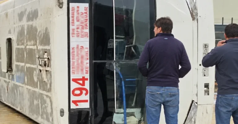 Məşhur ticarət mərkəzinin girişində sərnişin avtobusu aşdı: Yaralılar var – Video