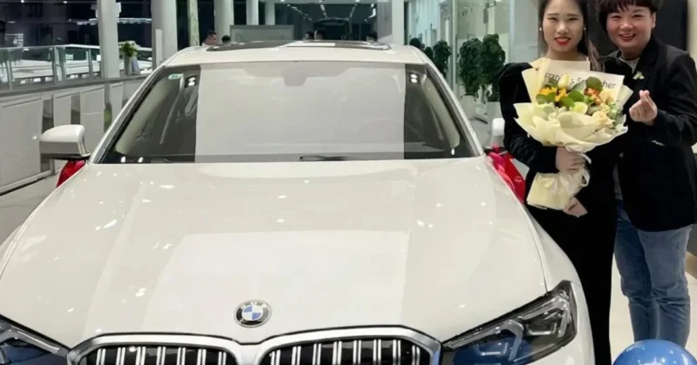 Çində restoran sahibi işçilərinə BMW hədiyyə etdi