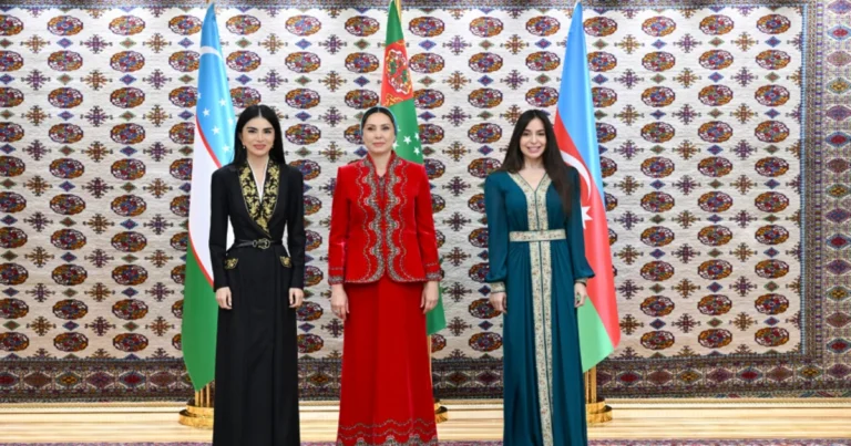 Aşqabadda Leyla Əliyeva, Oğulcahan Atabayeva və Saida Mirziyoyeva arasında üçtərəfli görüş olub – FOTO Aşqabadda Leyla Əliyeva, Oğulcahan Atabayeva və Saida Mirziyoyeva arasında üçtərəfli görüş olub – FOTO