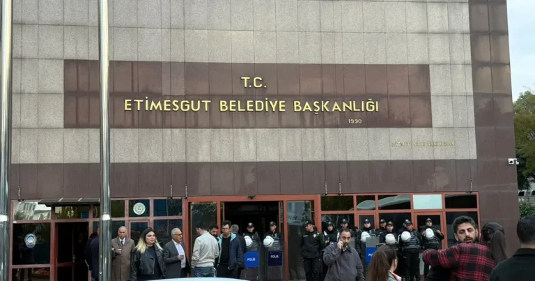 Türkiyədə istintaq: İki məmur həbs edildi Türkiyədə istintaq: İki məmur həbs edildi