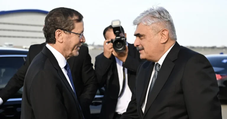 İsrail Prezidenti Bakıya gəldi: AQEM sammitində iştirak edəcək – FOTO