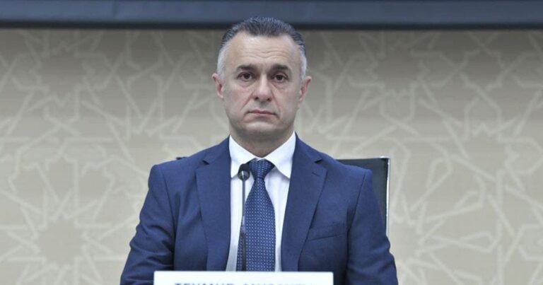 Nazir 20 ilin prorektorunu işdən çıxardı – FOTO