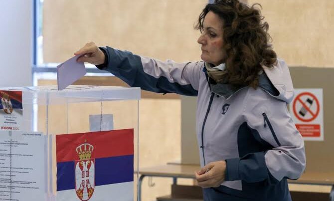Serbiyada tələbələrin dəstəklədiyi müxalifət seçkilərdə qələbə qazanıb