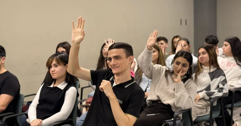 “AI Career Navigator” proqramı çərçivəsində 200-dən çox gənc üçün təlim və seminarlar təşkil olunub – FOTO “AI Career Navigator” proqramı çərçivəsində 200-dən çox gənc üçün təlim və seminarlar təşkil olunub – FOTO