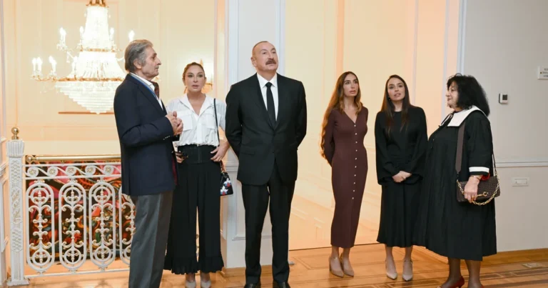 İlham Əliyev, Mehriban Əliyeva və ailə üzvləri “Mənim Abşeronum: Üstə gəl” adlı retrospektiv sərgi ilə tanış olublar – Foto İlham Əliyev, Mehriban Əliyeva və ailə üzvləri “Mənim Abşeronum: Üstə gəl” adlı retrospektiv sərgi ilə tanış olublar – Foto