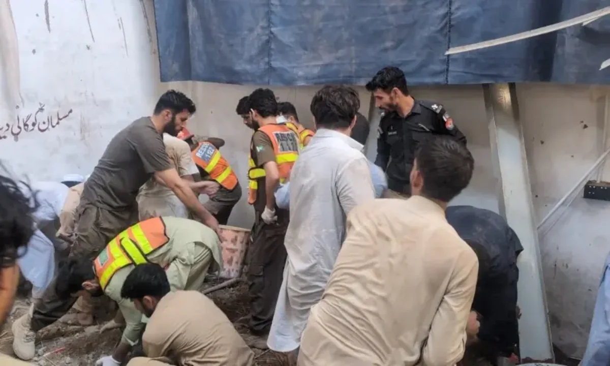 Pakistanda məktəbin damı uçdu: 21 nəfər öldü, onlarla yaralı var xəbəri üçün şəkil