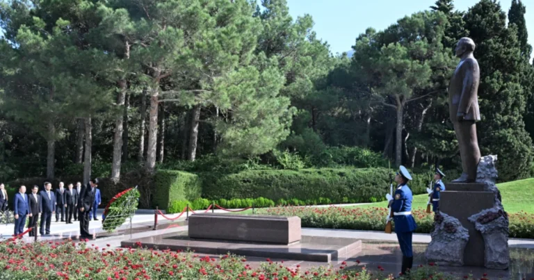 Laos prezidenti Fəxri xiyabanı və Zəfər parkını ziyarət edib – FOTO