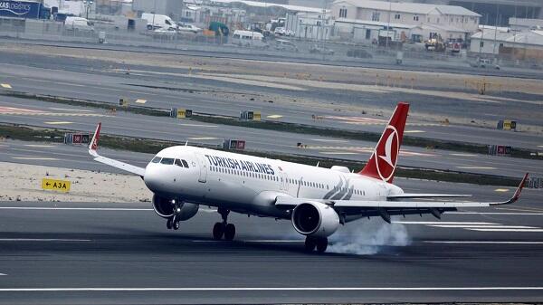 İstanbula uçan təyyarədə kişi stüardessanı dişlədi