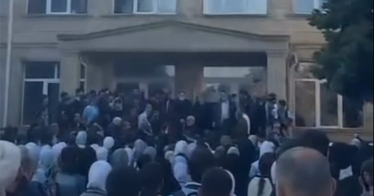 Məktəbin qabağında dini şüarlar səsləndirdilər – VİDEO