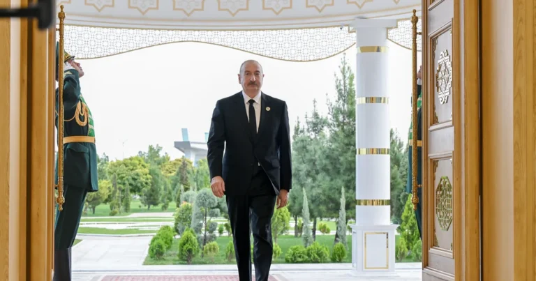 İlham Əliyev Türkmənbaşıda yüksəksəviyyəli görüşdə iştirak etmək üçün “Avaza” Kompleksinə gedib – FOTO