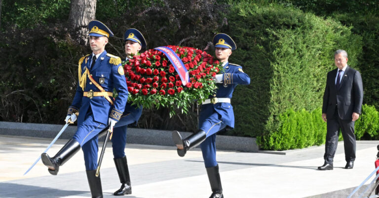 Kambocanın Baş naziri Heydər Əliyevin məzarını ziyarət edib – FOTO